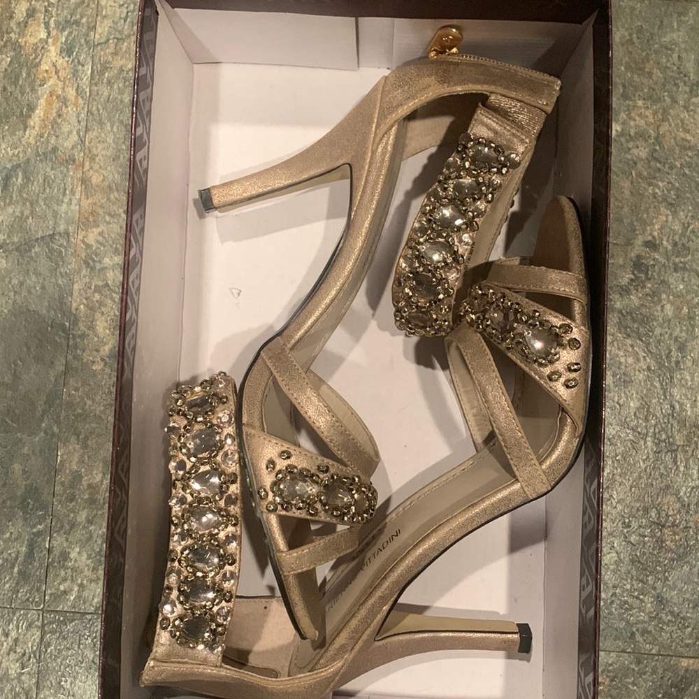 I’m selling these gorgeous Adrienne Vittadini heels